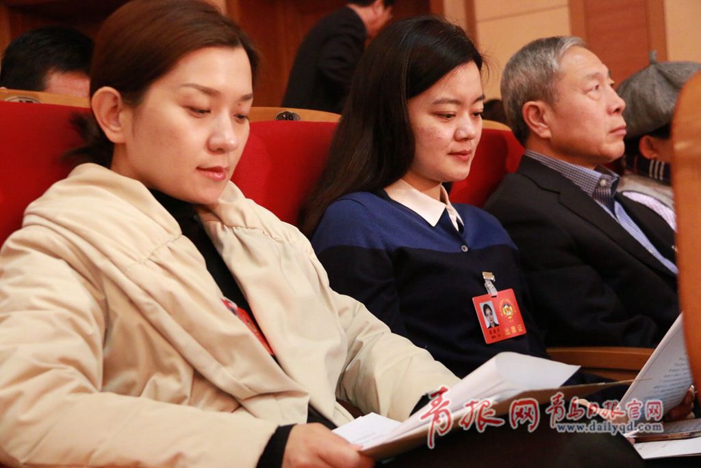 两会表情：政协委员认真专注 摄影记者拼了！