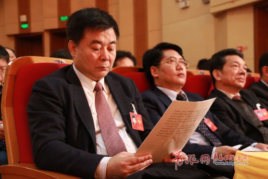 两会表情：政协委员认真专注 摄影记者拼了！