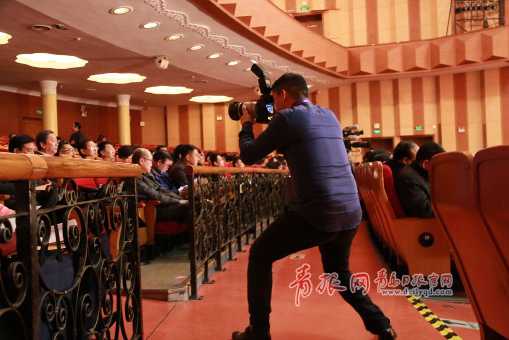 两会表情：政协委员认真专注 摄影记者拼了！