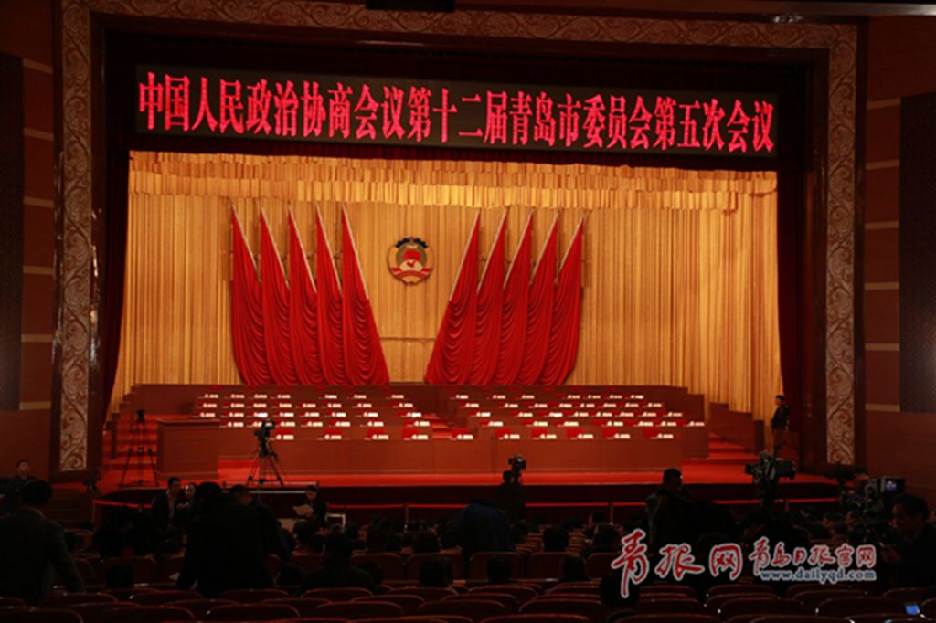 市政协十二届五次会议今日开幕 参会委员拍照留念