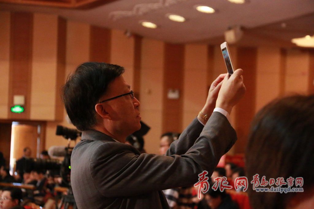 市政协十二届五次会议今日开幕 参会委员拍照留念