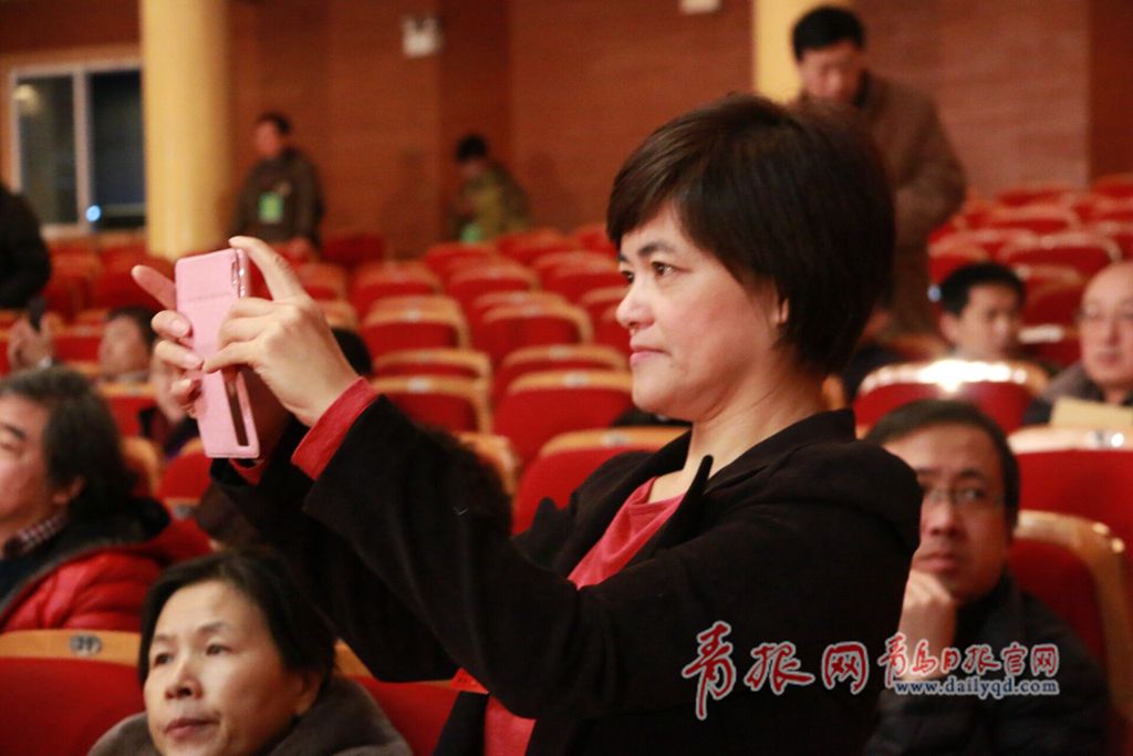 市政协十二届五次会议今日开幕 参会委员拍照留念