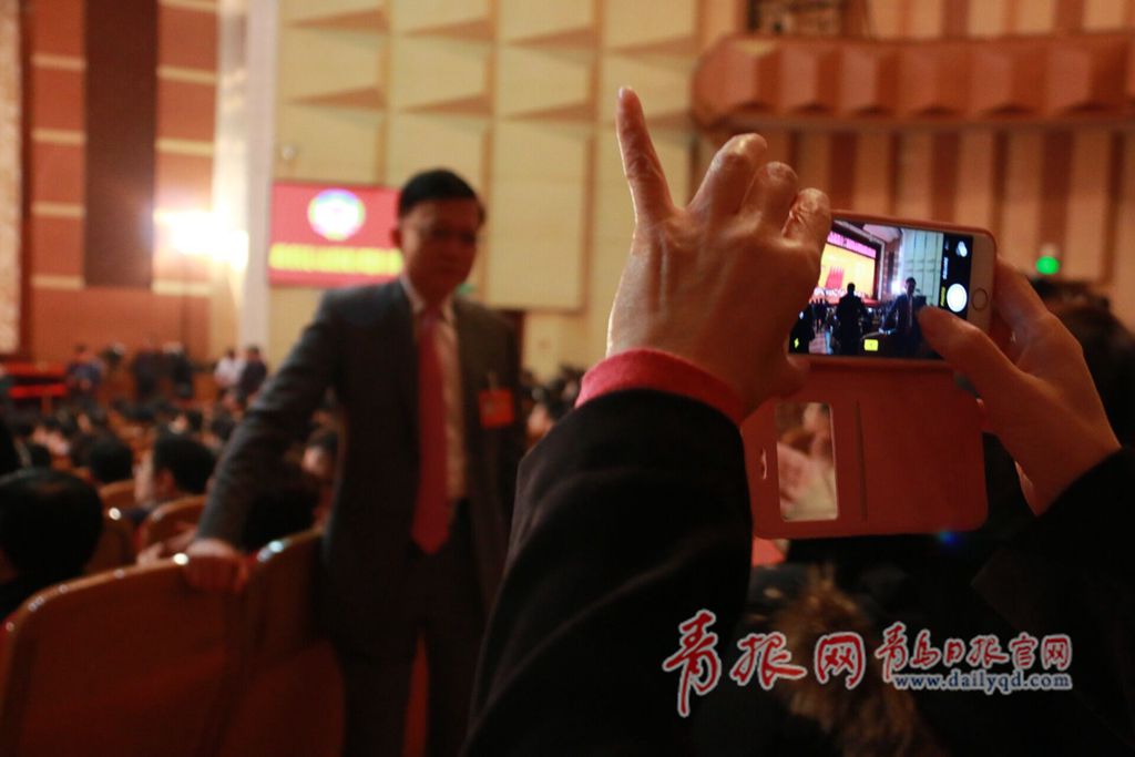 市政协十二届五次会议今日开幕 参会委员拍照留念