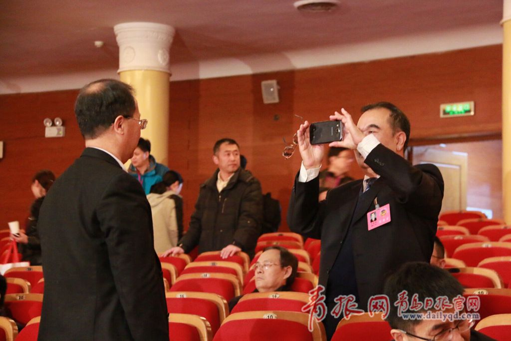 市政协十二届五次会议今日开幕 参会委员拍照留念