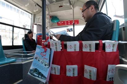 “催泪红包”留言簿进车厢以来，乘客的留言热情高涨，点赞和留言数量不断攀升，逐渐成为乘客和驾驶员关注的焦点。驾驶员也从“催泪红包”留言簿上收获了满满的感动。昨日，记者从交运温馨巴士获悉，为了让这份相互理解、相互包容的正能量普及开，市区70余条公交线路、1000余公交车将全面设置 “催泪红包”留言薄，在岛城不断传递正能量。