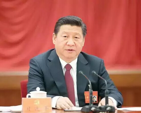 图为:习近平在中共十八届四中全会第二次全体会议上发表重要讲话