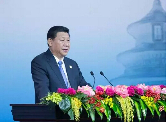 图为:习近平在北京出席2014年亚太经合组织(APEC)工商领导人峰会开幕式并发表主旨演讲。