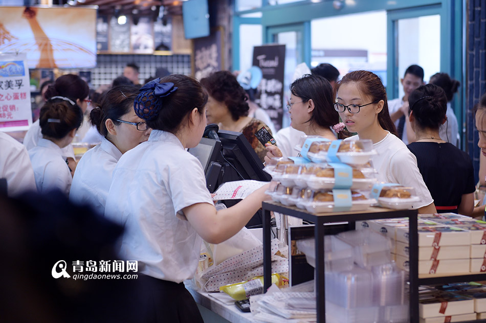 高清:烘焙魔法师现身青岛 现场传授烘焙诀窍 高清:烘焙魔法师现身青岛 现场传授烘焙诀窍