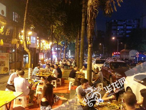 热闹的南方花园夜市