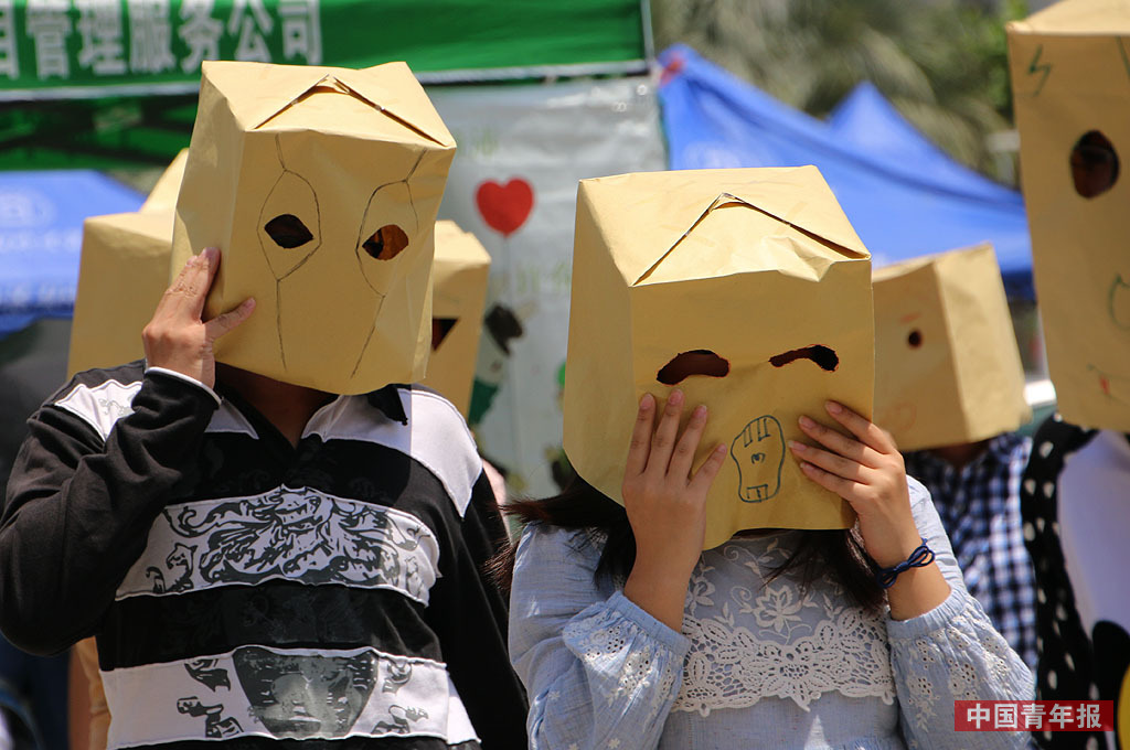 大学生头戴纸袋呼吁放下手机从低头族解放出来