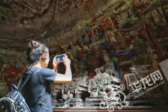 近距离观摩大足石刻 网媒记者感叹遗产魅力不虚此行