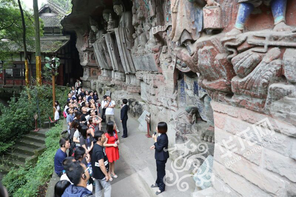 近距离观摩大足石刻 网媒记者感叹遗产魅力不虚此行