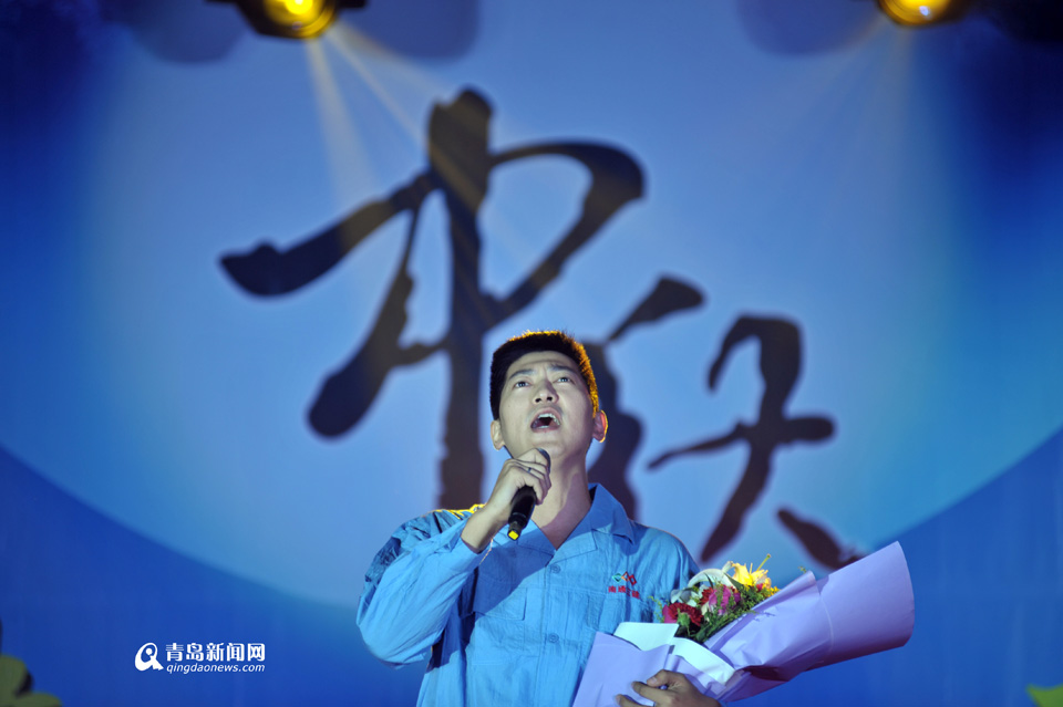 组图:中秋晚会走进建筑工地 工人欣赏精彩变脸