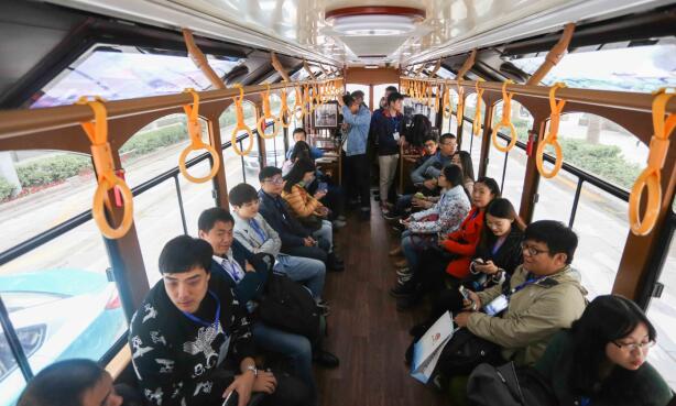 全国网媒记者体验“铛铛车” 穿越老济南