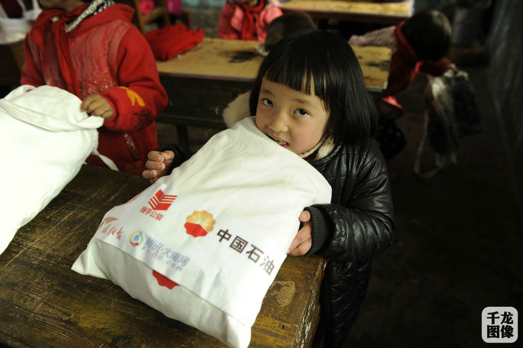 【网络媒体走改转】温暖礼包——送给贫困山区孩子们的最好新年礼物