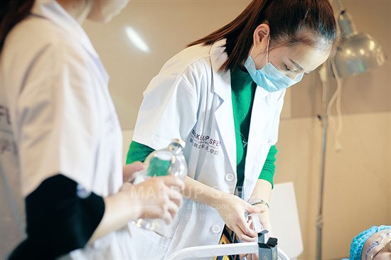 韩式半永久化妆挣钱吗？成都哪个学校好？