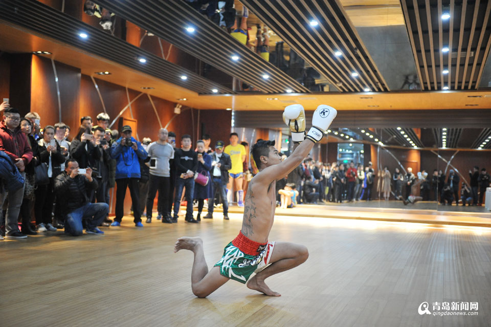 泰拳王索纳莱亮相青岛 战绩150战120胜(图)