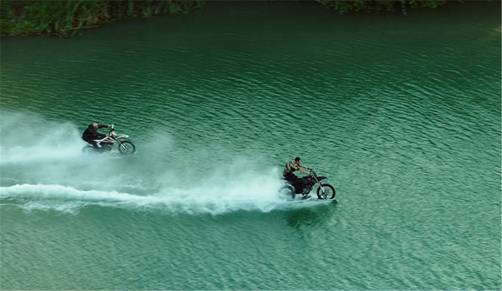 C:\Users\liuweihua\Desktop\2.22三四线新闻稿件\2.22三四线新闻稿件\山地越野摩托海上冲浪.jpg