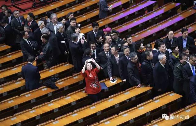 记者镜头下的政协开幕会精彩瞬间