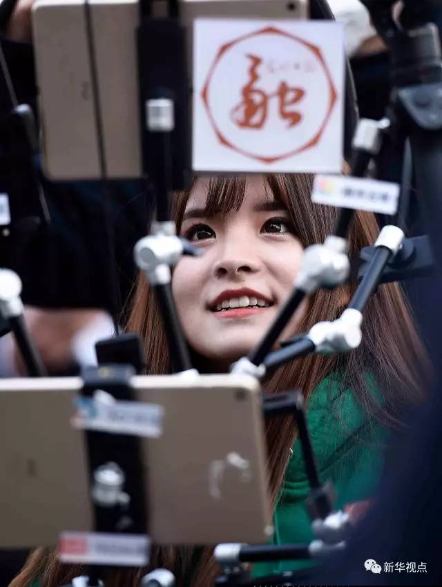 记者镜头下的政协开幕会精彩瞬间