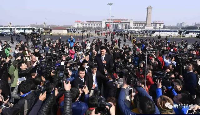 记者镜头下的政协开幕会精彩瞬间