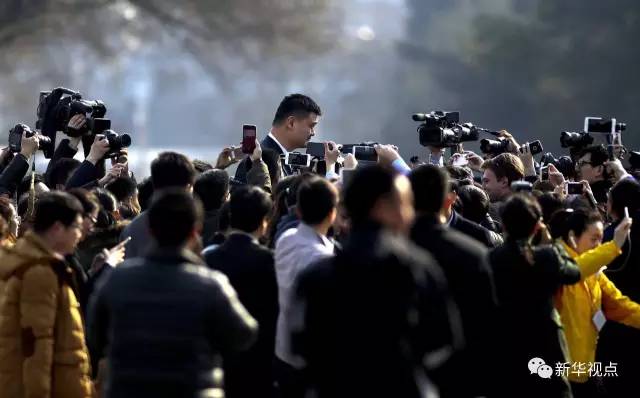 记者镜头下的政协开幕会精彩瞬间