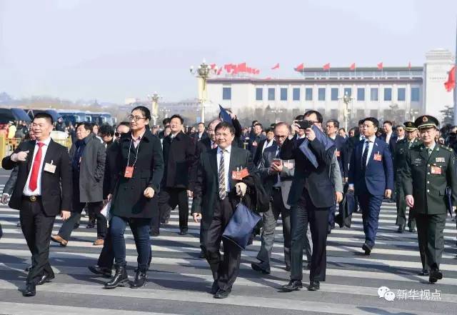 记者镜头下的政协开幕会精彩瞬间