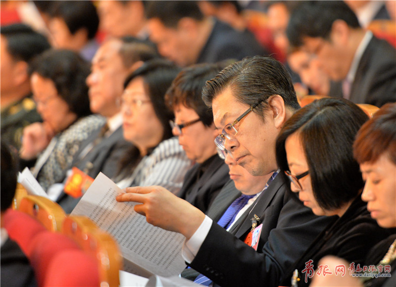 市十六届人大一次会议举行第二次全体会议