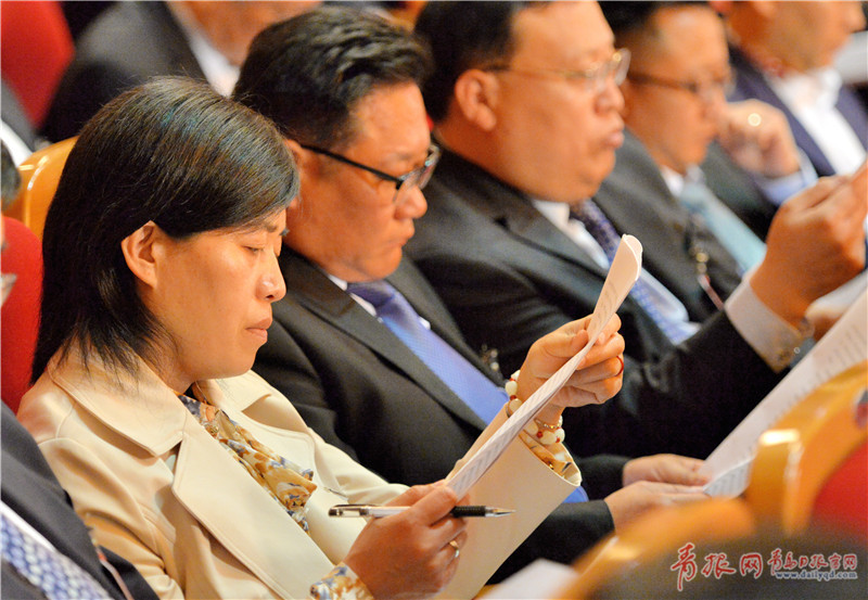 市十六届人大一次会议举行第二次全体会议