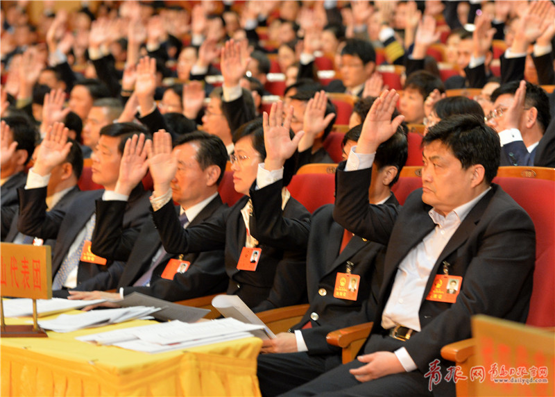 市十六届人大一次会议举行第二次全体会议