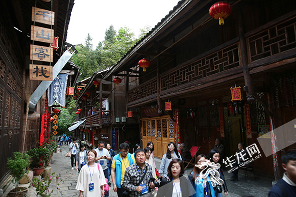 百家媒体记者漫步在长长的石板路上,两公里长的石板街青幽如玉,起伏不平,蜿蜓崎岖。 记者 刘嵩 摄.jpg