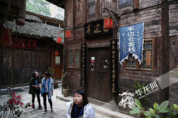 全国百家网络媒体记者走进龚滩古镇 记者 刘嵩 摄.jpg