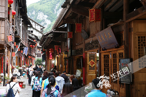 全国百家网络媒体记者走进龚滩古镇。 记者 刘嵩 摄.jpg