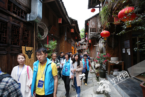 全国各地的媒体记者纷纷被龚滩古镇展示出璀璨夺目的历史画卷而震撼。 记者 刘嵩 摄.jpg