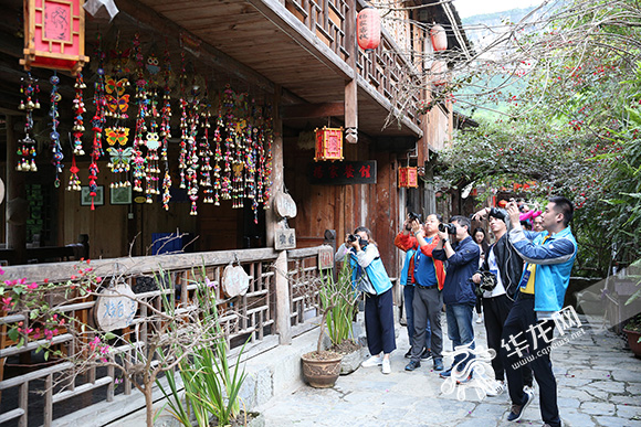 全国百家网络媒体记者在花海龚滩拍照取景。 记者 刘嵩 摄.jpg