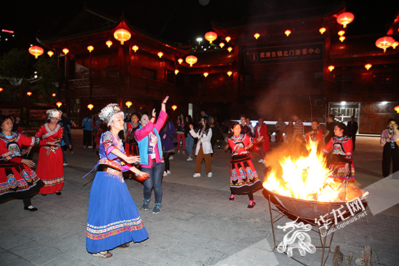 8全国百家网络媒体记者跳摆手舞体验土家文化 记者 刘嵩 摄.jpg