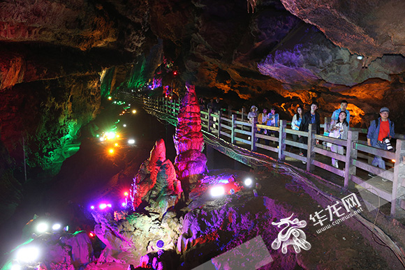 2曲折的廊道,险峻的峡谷,幽深的地下河,五彩缤纷的钟乳石,景观秀丽。 记者 刘嵩 摄.jpg
