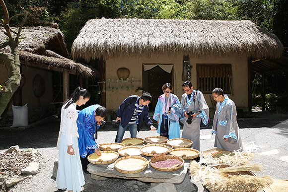 在桃花源，吃喝用度、生活起居、建筑风貌、丝竹器乐等生活场景,均还原秦晋时代风格,让媒体记者充分感受秦人、秦俗、秦貌、秦趣等古风古韵。 记者 刘嵩 摄.jpg