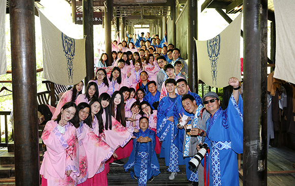 百家网络媒体记者集体“穿越”到秦朝 追寻2000年前的桃花源。 记者 刘嵩 摄.jpg