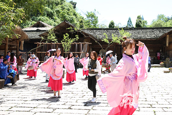 全国百家网络媒体记者体验土家摆手舞。 记者 刘嵩 摄.jpg