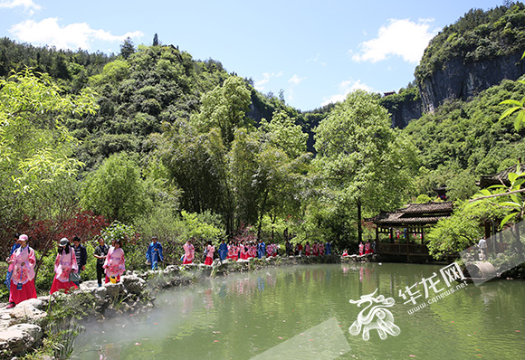0百家网络媒体记者 追寻陶渊明足迹，在酉阳桃花源体验秦晋文化。 记者 刘嵩 摄 (2).jpg
