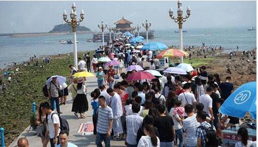 端午假日 青岛成为游客度假“避暑胜地”(图) 端午假日 青岛成为游客度假“避暑胜地”(图)