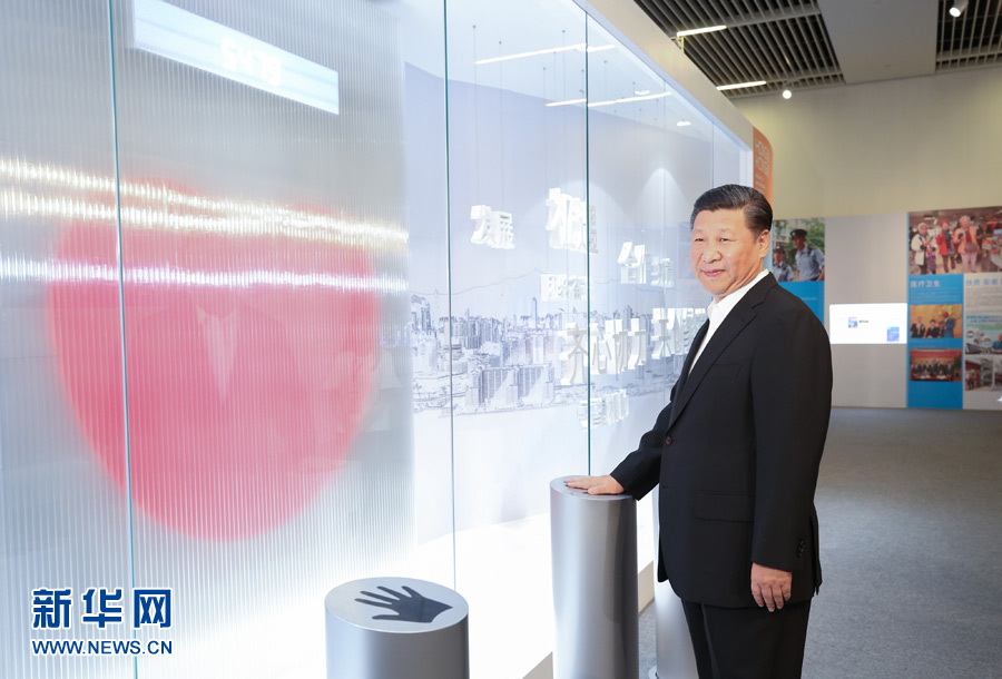 6月26日，中共中央总书记、国家主席、中央军委主席习近平在国家博物馆参观香港回归祖国20周年成就展。这是习近平按下“同心圆”互动装置的触摸板。这个“同心圆”互动装置代表着香港同胞和内地同胞齐心协力、携手合作，一起为国家发展贡献力量。新华社记者 姚大伟 摄