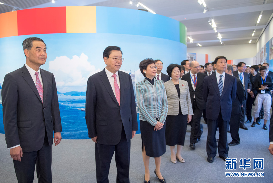 6月26日，中共中央政治局常委、全国人大常委会委员长张德江在国家博物馆参观香港回归祖国20周年成就展。新华社记者 李学仁 摄