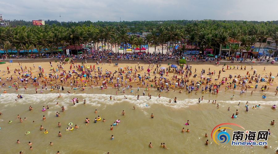 瞰海南：海口万人海滩“洗龙水”场面壮观