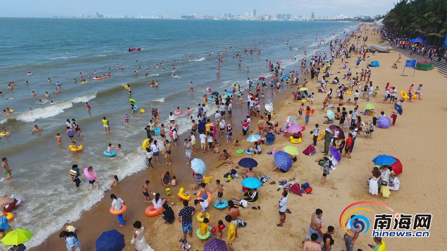 瞰海南：海口万人海滩“洗龙水”场面壮观