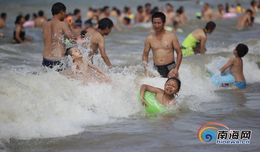 瞰海南：海口万人海滩“洗龙水”场面壮观