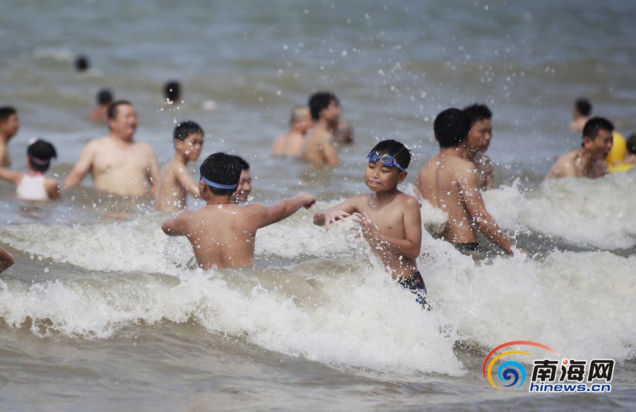 瞰海南：海口万人海滩“洗龙水”场面壮观