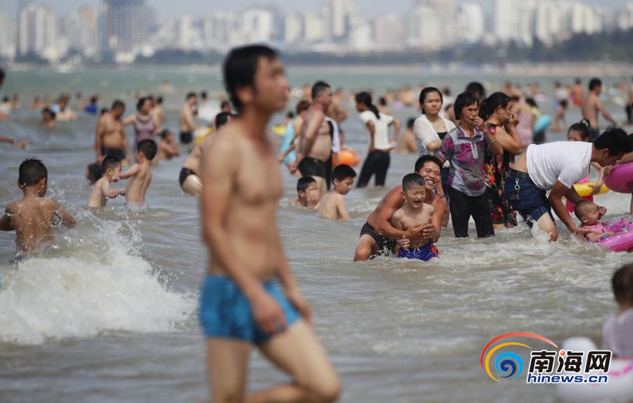瞰海南：海口万人海滩“洗龙水”场面壮观