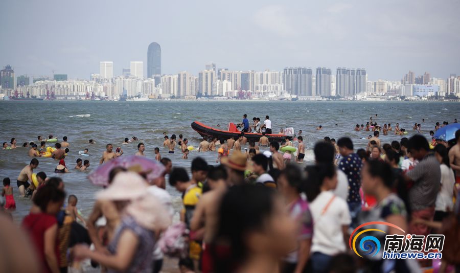 瞰海南：海口万人海滩“洗龙水”场面壮观